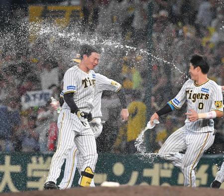 　９回、サヨナラ犠飛を放ち、ナインの手荒い祝福を受ける森下