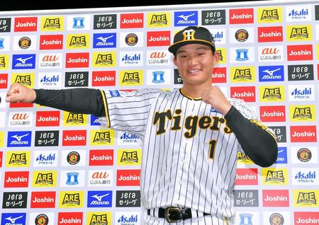 　お立ち台でラリアットポーズを決める森下