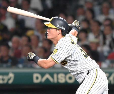 　８回、二塁打を放つ前川