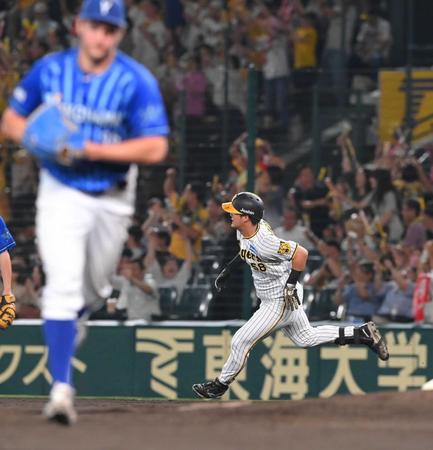 　８回、バウアー（手前）から二塁打を放ち駆け出す前川