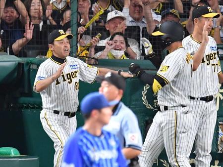 　８回、同点２ランを放った森下を迎える岡田監督