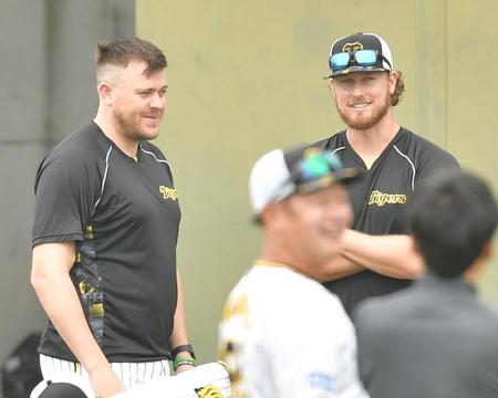 　練習開始前にビーズリー（左）と笑顔で会話するＢ・ケラー（右奥）＝撮影・石井剣太郎