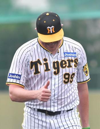 　８回、得点を許さず投げ終えたビーズリーはサムズアップのしぐさを見せる（撮影・石井剣太郎）