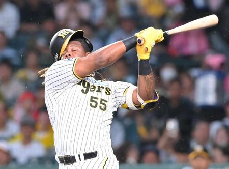 　２回、初球をフルスイングで空振りするミエセス（撮影・高部洋祐）