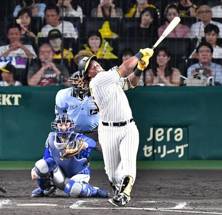 　６回、空振り三振に倒れるミエセス（撮影・中田匡峻）