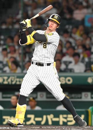 　６回、空振り三振に倒れる佐藤輝（撮影・高部洋祐）