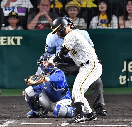 　６回、見逃し三振に倒れる坂本（撮影・中田匡峻）