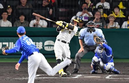 　６回、空振り三振に倒れる佐藤輝（撮影・中田匡峻）