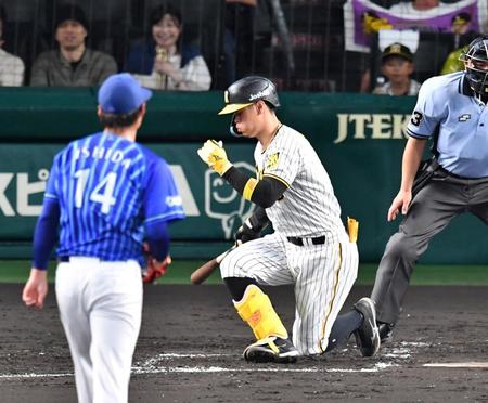 　４回、空振り三振に倒れた佐藤輝（撮影・中田匡峻）