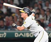 　８回、二塁打を放つ前川