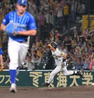 　８回、バウアー（手前）から二塁打を放ち駆け出す前川