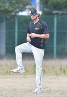 　アップするＢ・ケラー（撮影・石井剣太郎）