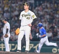 　牧（右奥）に２ランを浴びる大竹＝１２日