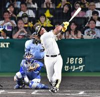 　６回、空振り三振に倒れるミエセス（撮影・中田匡峻）