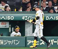 　６回、好機で佐藤輝（右）が空振り三振に倒れ、厳しい表情の岡田監督（撮影・中田匡峻）