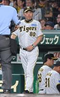 　７回終了後、選手交代を告げにベンチを出る岡田監督（撮影・高部洋祐）