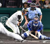 　７回、空振り三振に倒れる前川（撮影・中田匡峻）