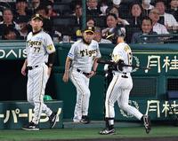 　６回裏の攻撃を終え、選手交代のためベンチを出る岡田監督（中央）。左は今岡コーチ、右は好機で見逃し三振に倒れた坂本（撮影・中田匡峻）