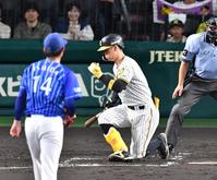 　４回、空振り三振に倒れた佐藤輝（撮影・中田匡峻）