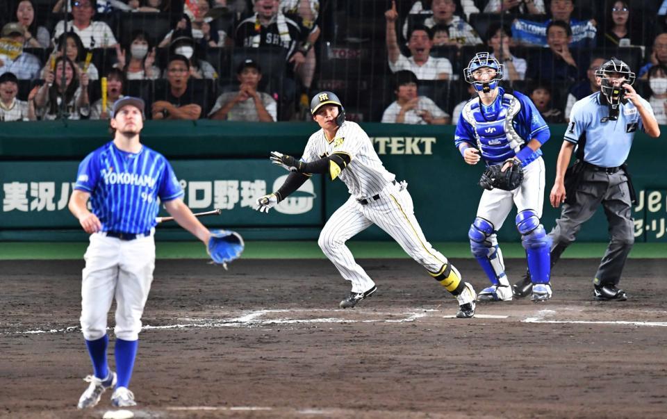 　８回、バウアー（左）から同点２ランを放つ森下