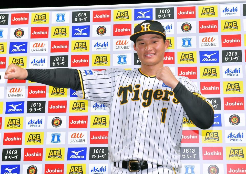 　お立ち台でラリアットポーズを決める森下