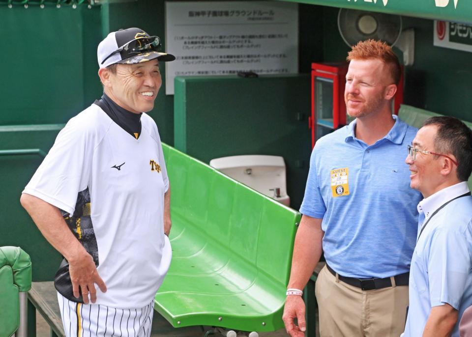 　岡田監督（左）と談笑するマートン氏