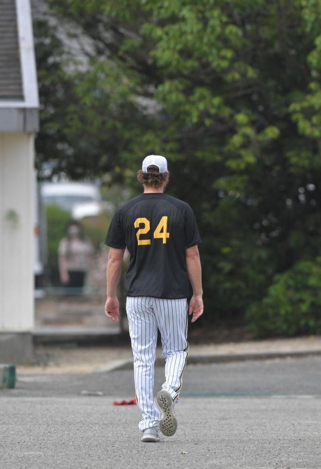 　アップにのみ参加し、早々に室内に戻るＢ・ケラー（撮影・石井剣太郎）