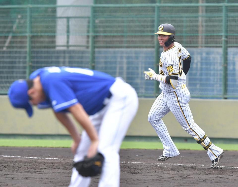 　９回、橋本（手前）からサヨナラ本塁打を放った北條（撮影・石井剣太郎）