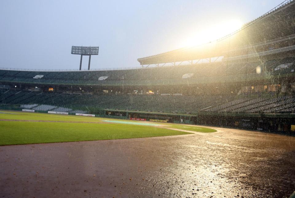 　強い雨でグラウンドコンディションが悪くオリックス－ロッテ戦が中止となった、ほっともっとフィールド神戸（撮影・山口登）