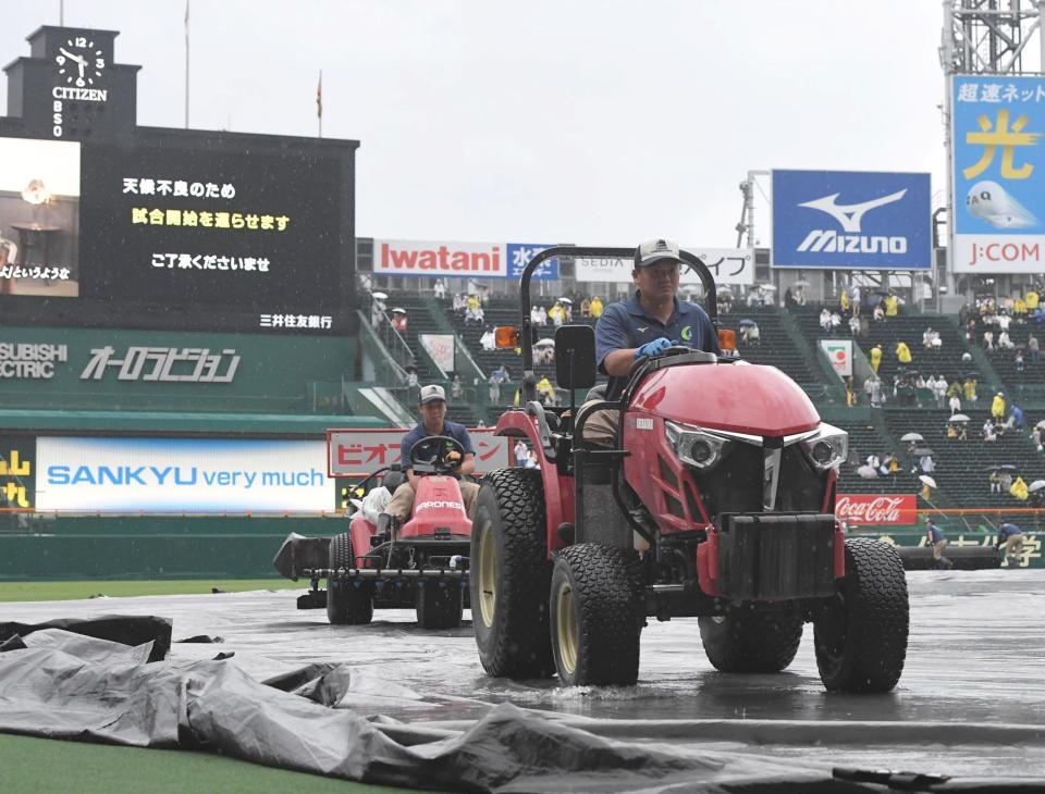 　試合前、整備を行う阪神園芸のスタッフら（撮影・高部洋祐）