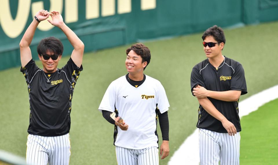 　伊藤将（左）と村上（中央）と談笑する大竹（撮影・中田匡峻）