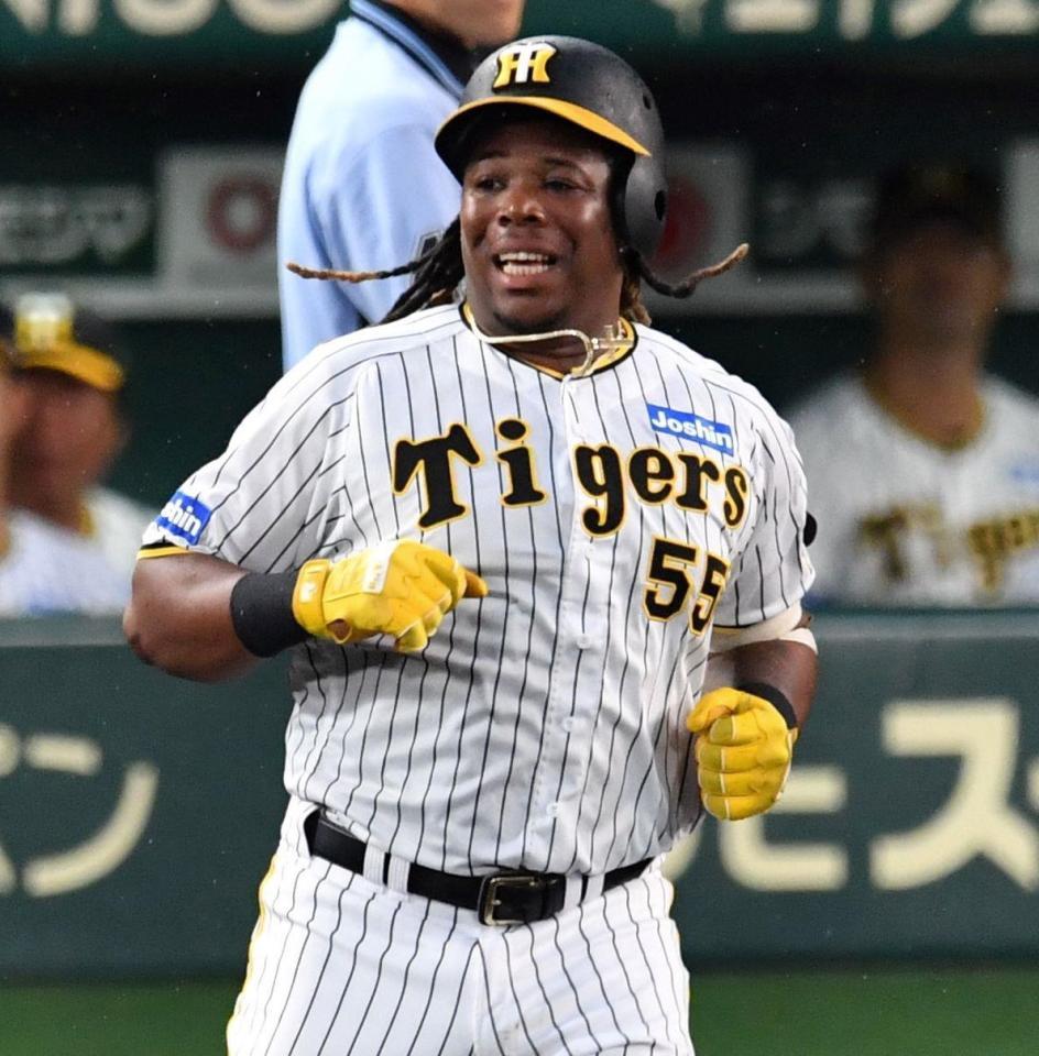 　２回、誕生日のミエセスの１打席目は右飛に終わる（撮影・中田匡峻）