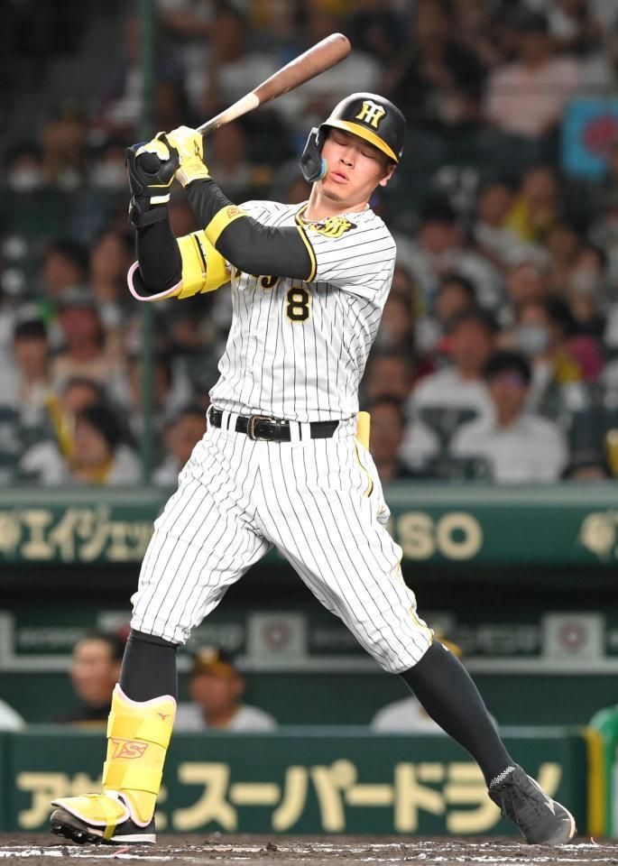 　６回、空振り三振に倒れる佐藤輝（撮影・高部洋祐）