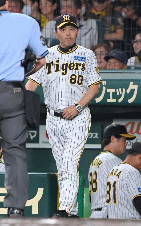 　７回終了後、選手交代を告げにベンチを出る岡田監督（撮影・高部洋祐）