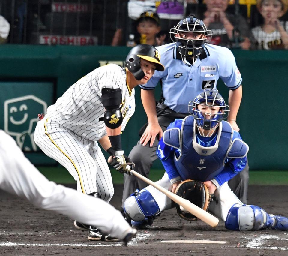 　７回、空振り三振に倒れる前川（撮影・中田匡峻）