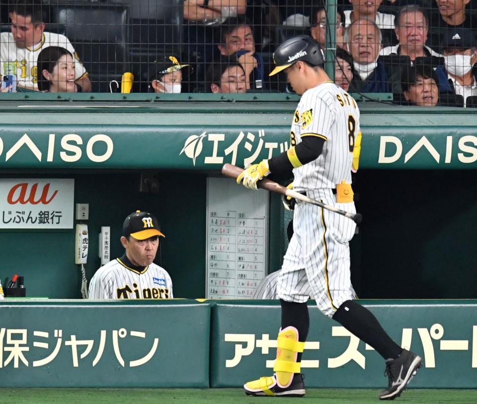 　６回、好機で佐藤輝（右）が空振り三振に倒れ、厳しい表情の岡田監督（撮影・中田匡峻）