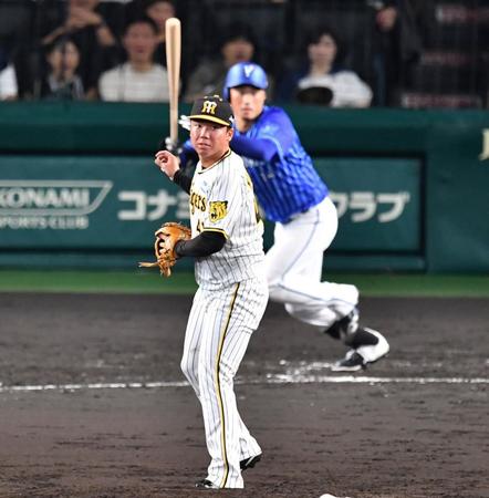 　５回、石田（後方）に２点適時打を浴びた村上（撮影・中田匡峻）