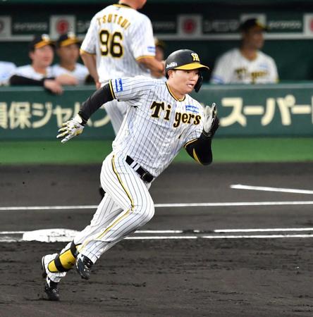 　１回、全力で二塁へ向かう森下（撮影・中田匡峻）