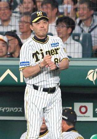 　８回、代打を告げる岡田監督（撮影・高部洋祐）