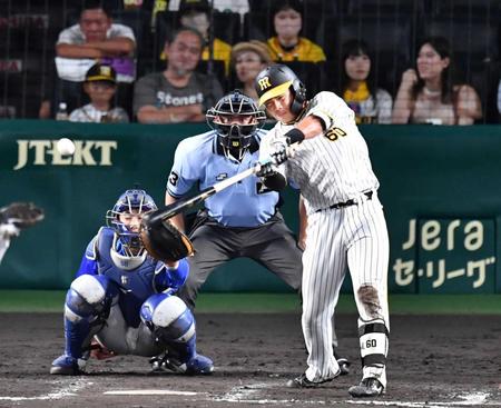 　８回、安打を放つ小野寺（撮影・中田匡峻）