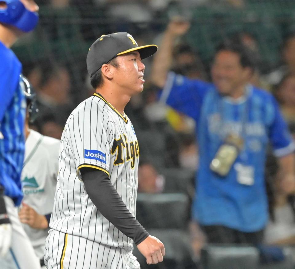 　５回、石田の適時打で２点を先制されて悔しがる村上（撮影・立川洋一郎）