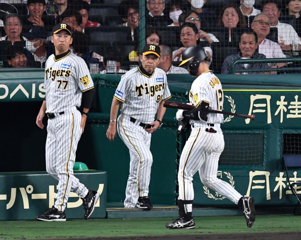 　６回裏の攻撃を終え、選手交代のためベンチを出る岡田監督（中央）。左は今岡コーチ、右は好機で見逃し三振に倒れた坂本（撮影・中田匡峻）