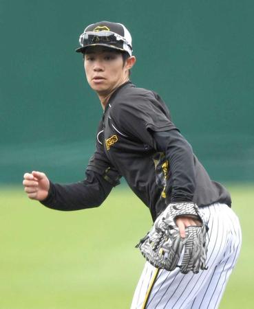 　守備練習に励む中野