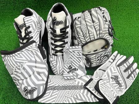 　久保田運動具店から木浪に提供されたダズル迷彩柄の球宴仕様用具