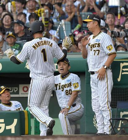 　１回、前川の先制適時打で生還した森下（１）を迎える岡田監督（中央）＝撮影・北村雅宏