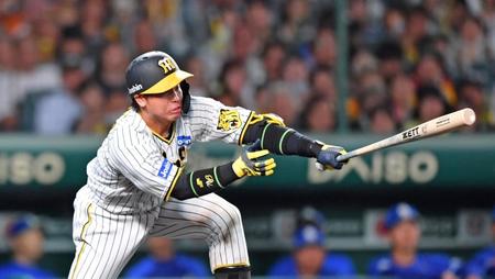 　４回、中前に勝ち越し適時打を放つ梅野（撮影・中田匡峻）