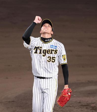 　７回、無失点に抑え天を仰ぎベンチに戻る才木（撮影・山口登）