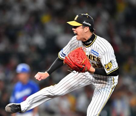 　６回、気迫の投球を見せる才木（撮影・中田匡峻）