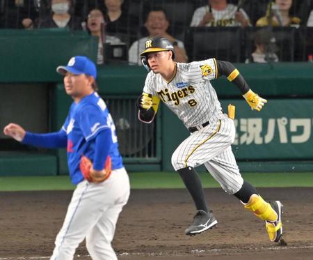 　８回、二ゴロを放ち打点を挙げる佐藤輝（撮影・立川洋一郎）