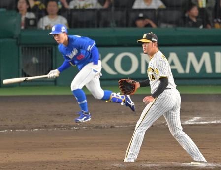 　９回、岡林に同点に追いつく２点適時打を打たれる岩貞（撮影・立川洋一郎）
